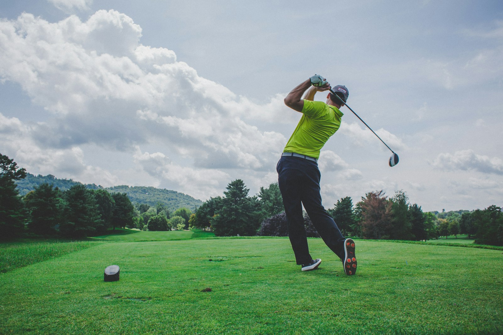 Học viên thực hiện cú swing trên sân golf